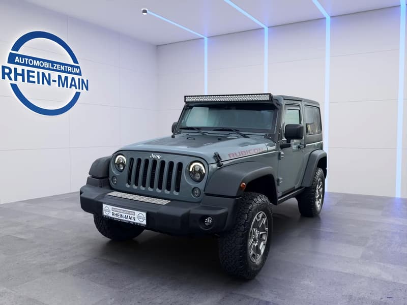 Jeep Wrangler Rubicon in Grau im Studio